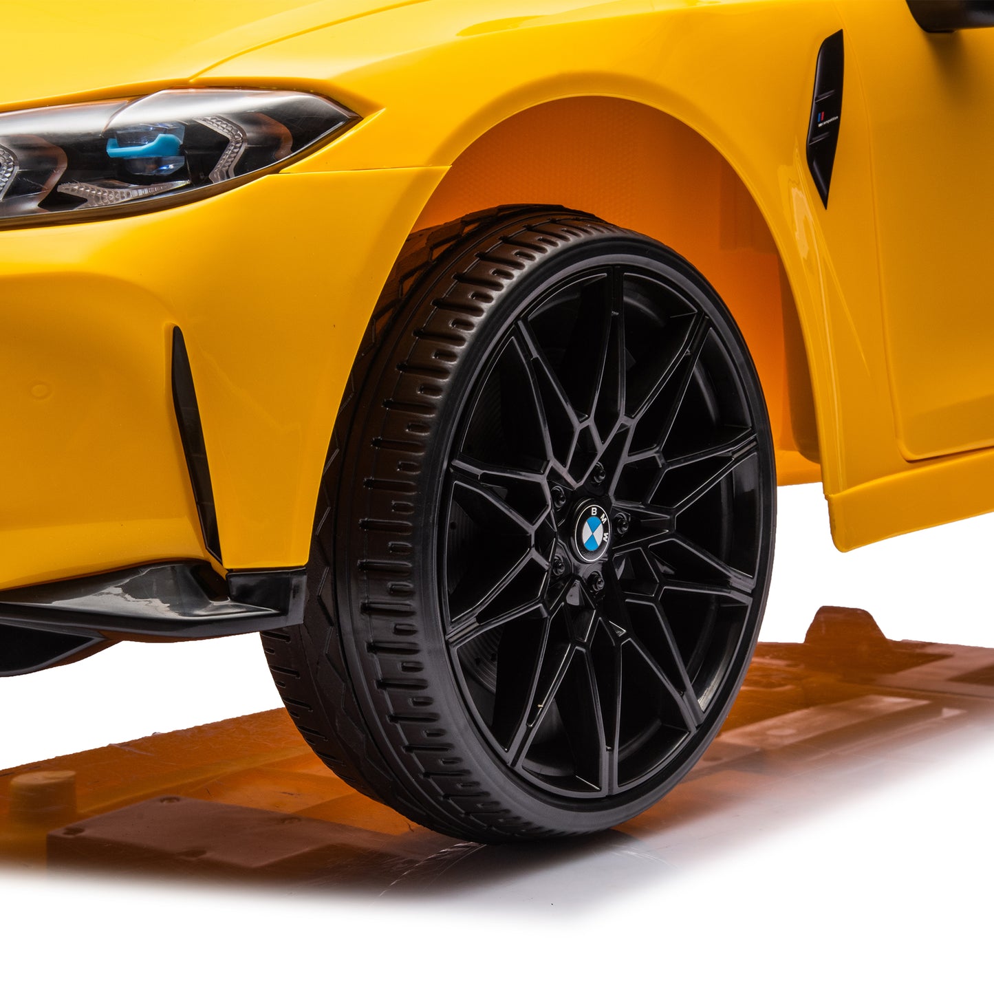 Correpasillos BMW M4 12V: amarillo, control remoto, velocidad ajustable 