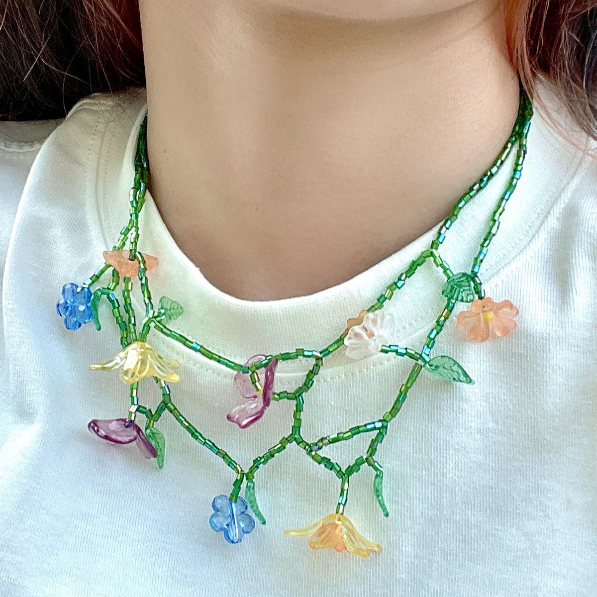 Conjunto de collar de flores de resina de verano vibrante y aretes asimétricos con cuentas