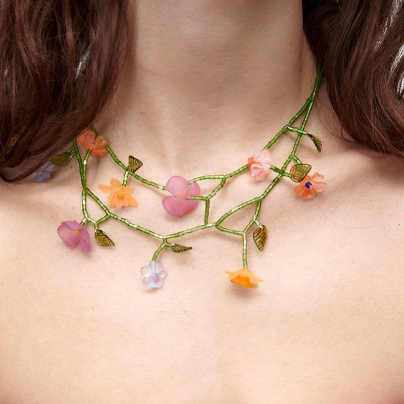 Conjunto de collar de flores de resina de verano vibrante y aretes asimétricos con cuentas