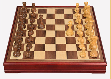 Elegante juego de ajedrez de madera.